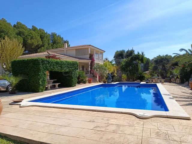 Encantadora y amplia villa en la urbanización de alto standi - foto 3