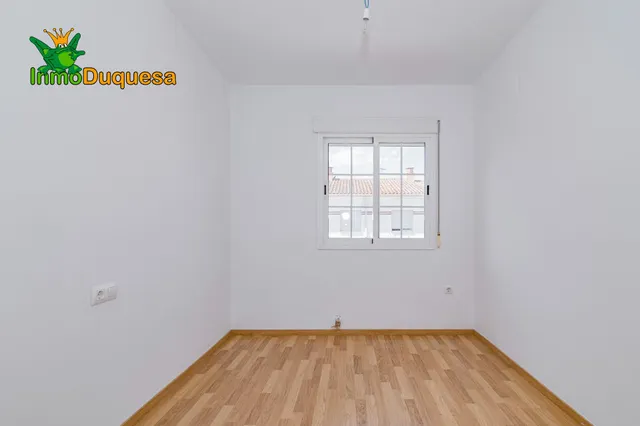 Casa adosada CASI A ESTRENAR en Belicena. Con 4 dormitorios. — 36
