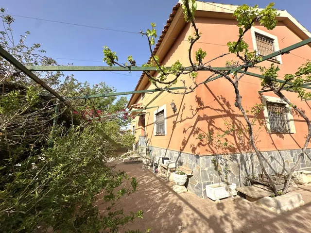 EL CHALET QUE LO TIENE TODO EN TERCIA: ¡ESPACIO, POTENCIAL Y