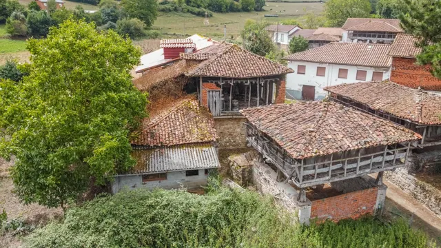 Casa con hórreo y finca edificable en Godán - foto 5
