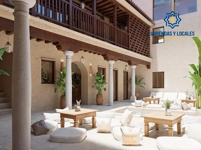 Edificio histórico junto a Plaza Larga, en el corazón del Albaicín (Granada)