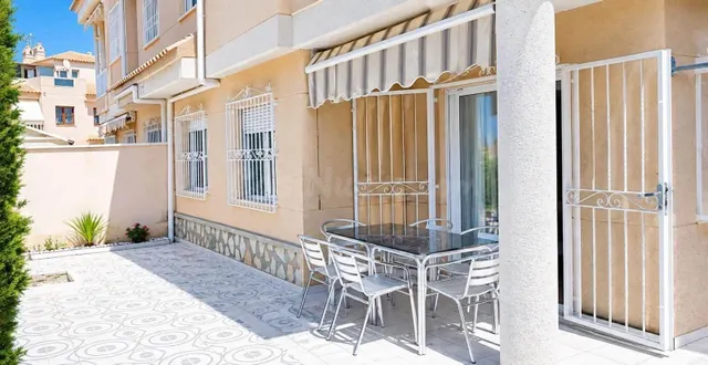Bungalow esquinero renovado con terraza privada y piscinas comunitarias — 2