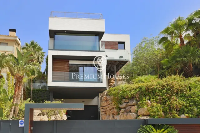 Casa independiente a la venta con vistas al mar en Montgavin - foto 3