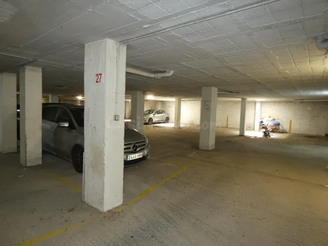 CALONGE: Gran plaza de parking de 18 m2. para coche y moto,  - foto 2