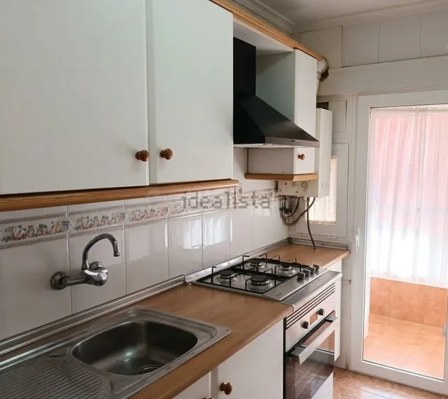 Piso esquinero de 80 m2 con balcón en el centro de Benidorm — 3