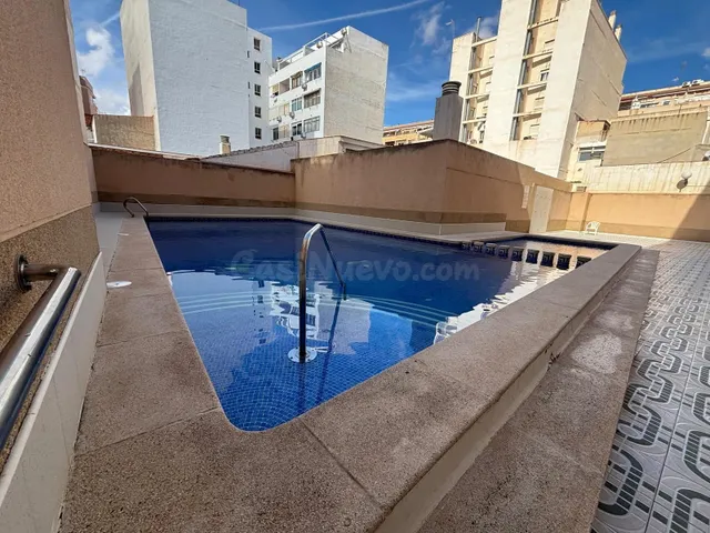 Ático de 2 dormitorios y 2 baños con piscina y parking a 550 - foto 3