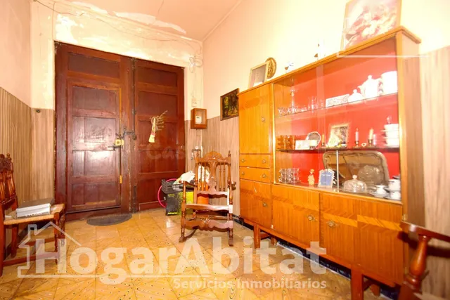 ¡OPORTUNIDAD ÚNICA! AMPLIA CASA PARA REFORMAR CON PATIO Y TR - foto 3