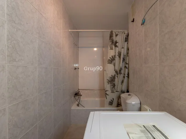 Piso económico con balcón en Plaza del Treball (Lleida) — 17