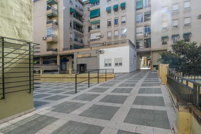 Local comercial amplio y polivalente en zona peatonal – La Chana, Granada — 26