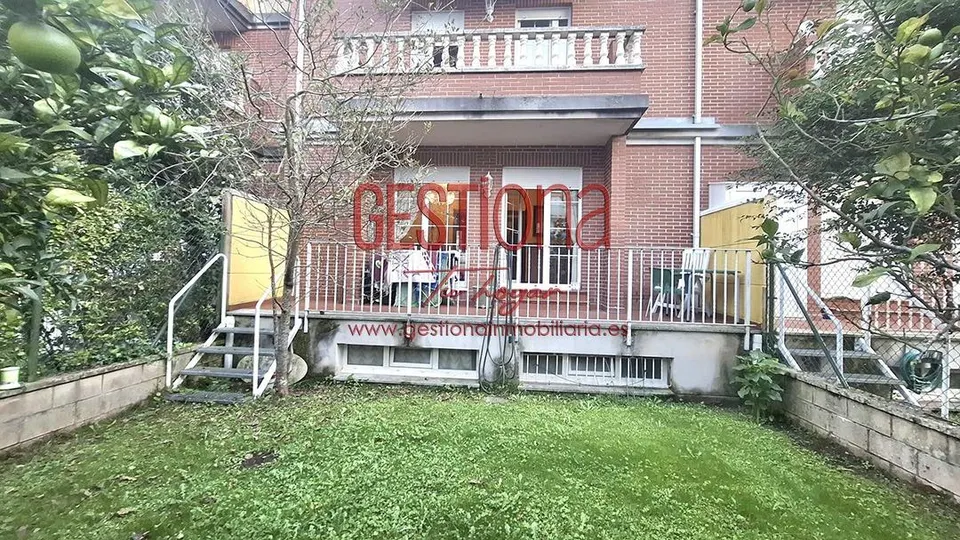 AMPLIO BAJO DE 3 habitaciones, CON TERRAZA JARDÍN A ESCASOS METROS DE LA PLAYA. ORIÑON