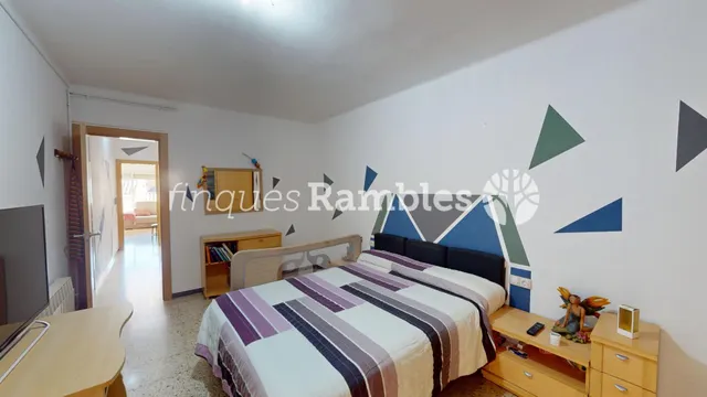 Amplio piso de 4 habitaciones en el centro de Vilanova del Camí — 15