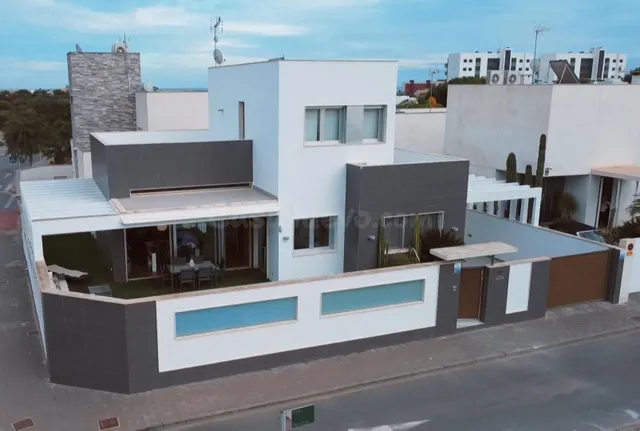 Villa independiente de dos plantas con solárium y piscina privada. — 4