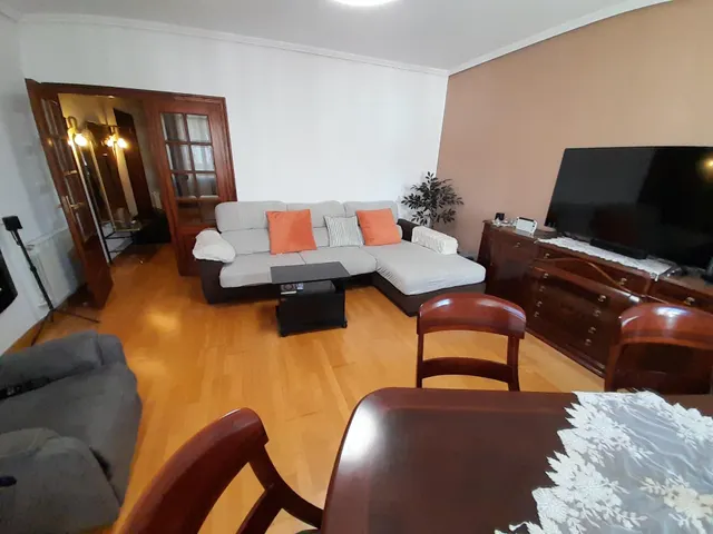 AMPLIO PISO CON TERRENO ADICIONAL EN CACABELOS.  109.000 € — 10