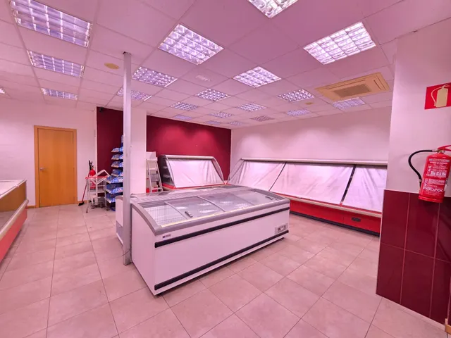 Amplio local de 176 m2 en zona comercial por excelencia situado en Av. Francesc Macià — 7