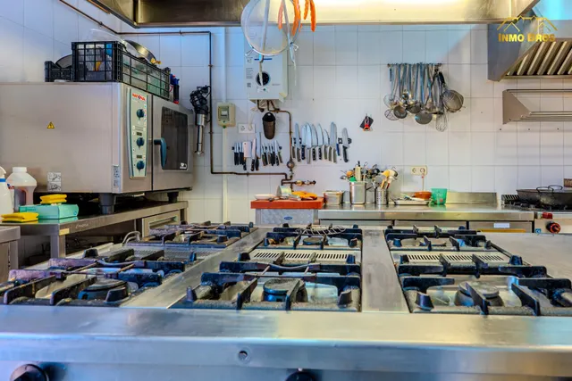 “Restaurante con licencia en 1.993 m2 de parcela y potencial para 3 viviendas en Hita” — 36