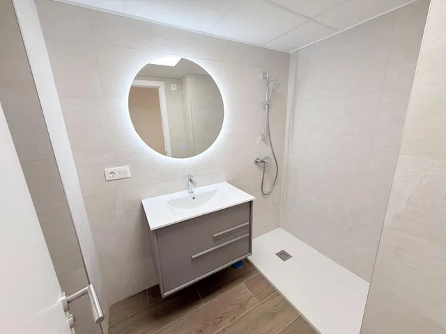 Luminoso apartamento semi-nuevo con terraza, piscina y parking — 22