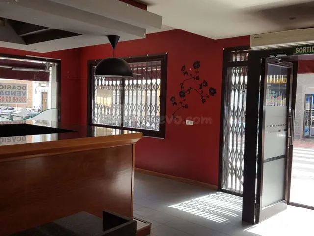 Local comercial con escaparates, esquinero, en el centro de 