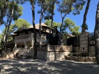 Villa de estilo mallorquín con amplio jardín de pinos en Cala Vinyes — 32