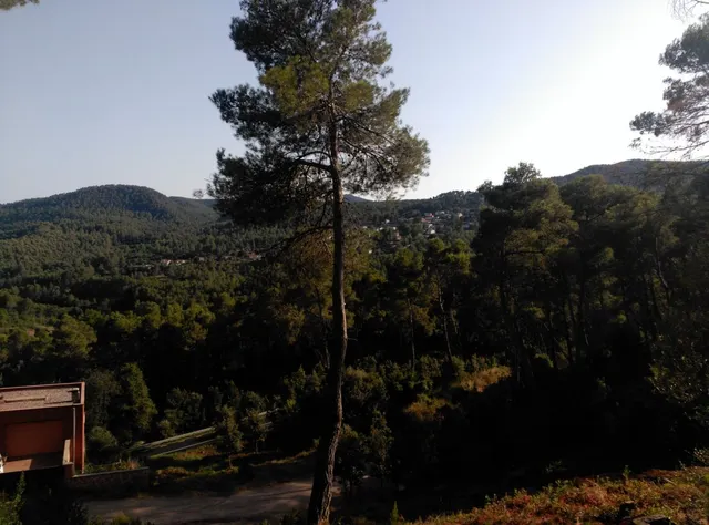 Espectacular terreno que da a dos calles, en Corbera de Llobregat, cerca Hotel Can Fisa. — 11