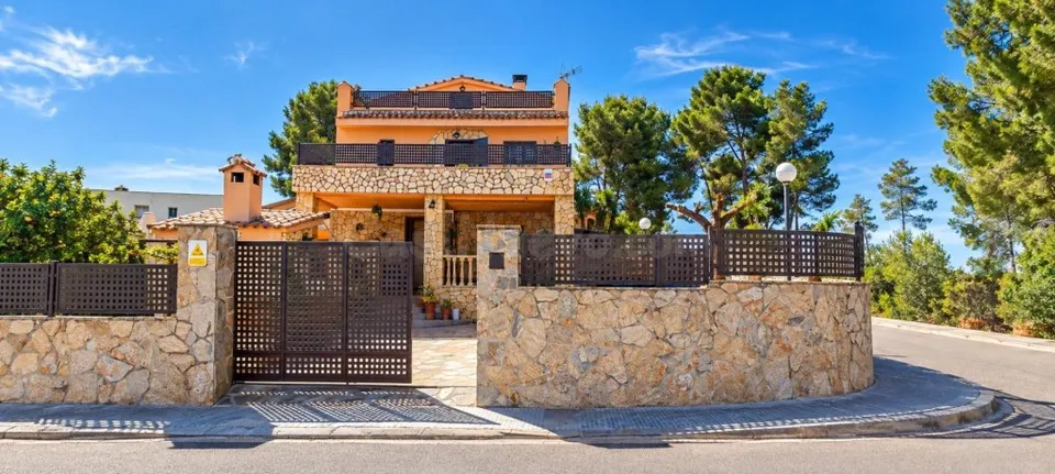 Espectacular Chalet Adosado con Piscina, Terrazas y Diseño Exclusivo
