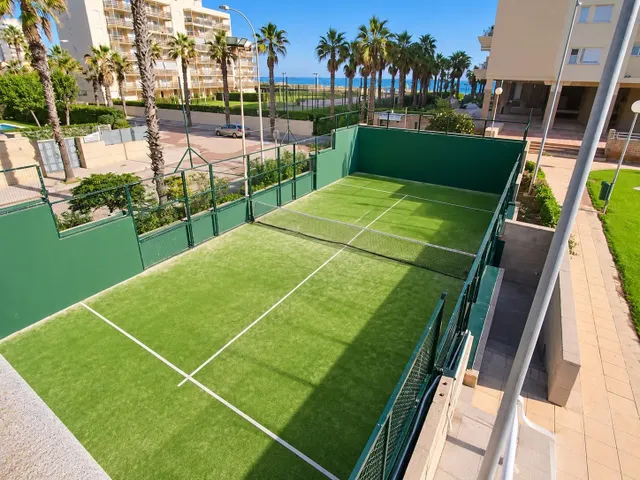 Primera línea en El Perellonet: 127 m2, terraza y tres piscinas — 12