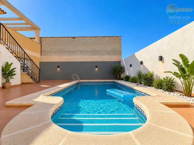 CHALET CON PISCINA EN EL PARETON — 22