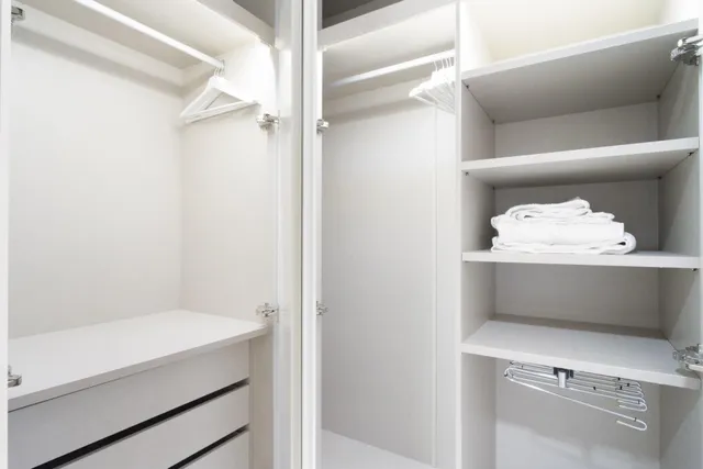 Apartamento de 2 dormitorios con vistas al mar en Estepona — 21