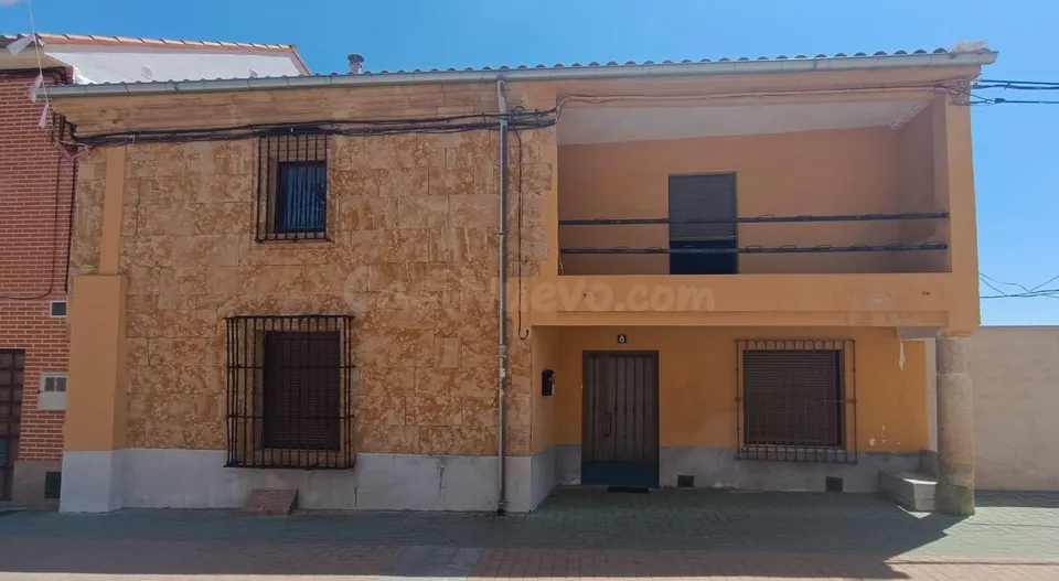 CASA EN VENTA EN MORALES DEL VINO (ZAMORA), 5 DORMITORIOS, BAÑO, BUHARDILLA, BODEGA, JARDÍN, GARAJE...