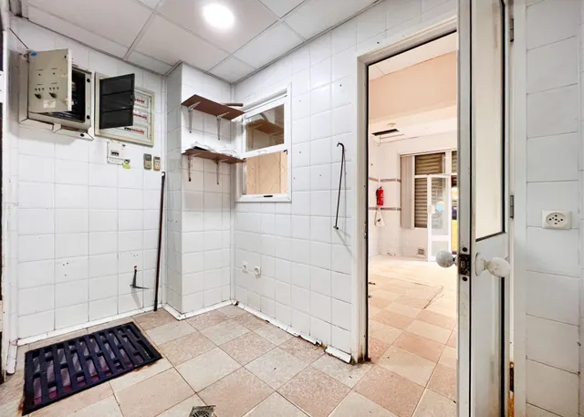 LOCAL COMERCIAL EN CÁDIZ CON MUCHAS POSIBILIDADES — 13