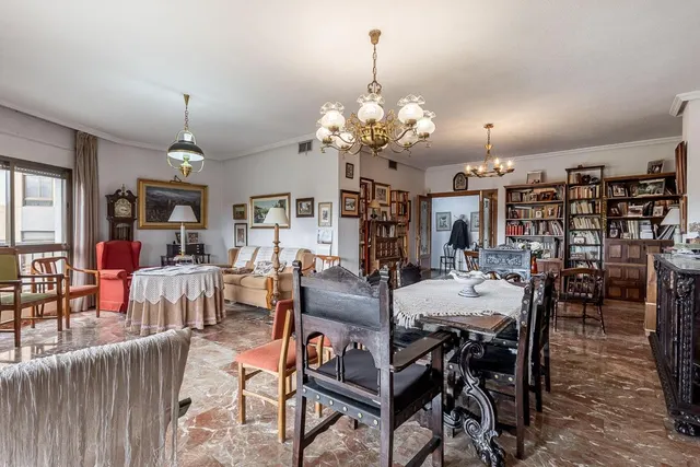 Pisazo en paseo del salón - Granada — 8