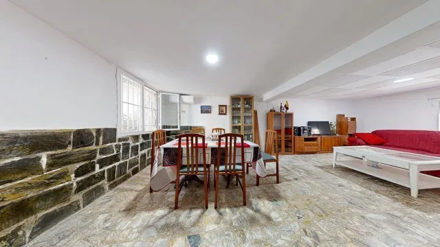 CASA UNIFAMILIAR de 170m2 útiles sobre parcela de 265m2. Distribuido en sótano con bodega, salón, cocina, dos baños, cuatro habitaciones y buhardilla diáfana — 9