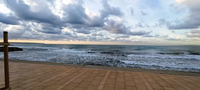 Piso luminoso junto a la playa con terraza y vistas parciales al mar en la gruta — 12