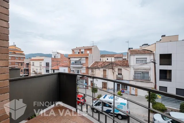 Piso dúplex en pleno centro de Caldes. Ascensor, terraza, 2 balcones y parking incluido. — 9