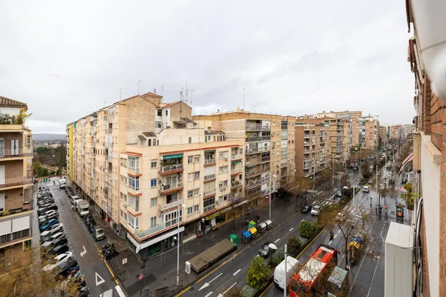 Camino de Ronda. Piso en planta alta con 5 dormitorios, garaje y trastero, calefacción central. — 30