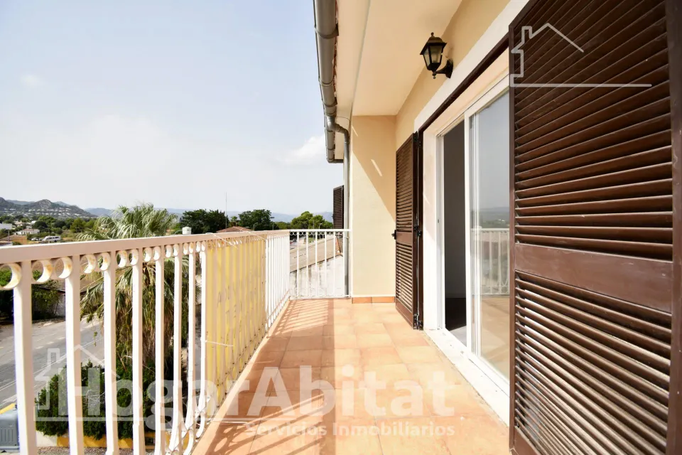 Ático reformado con terraza y vistas despejadas al montgó