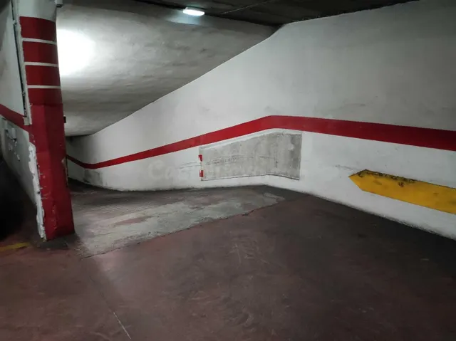 Plaza de garaje coche mediano en zona Delicias — 4