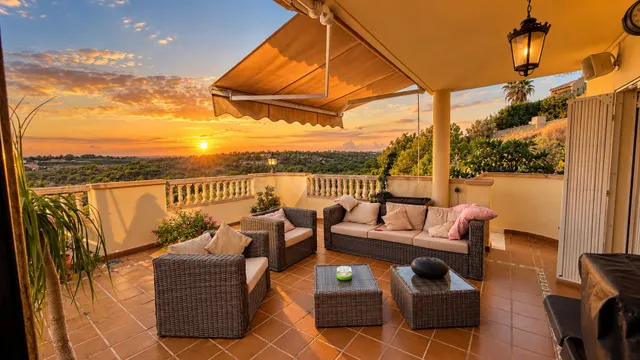 VILLA DE 5 DORMITORIOS Y 4 BAÑOS EN ORIHUELA COSTA (LAS RAMB