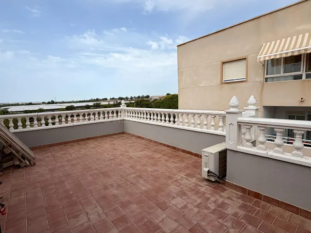 Chalet pareado tipo tríplex de 266 m2 con 4 dormitorios, terrazas, garaje y bodega en Aguadulce Sur — 10