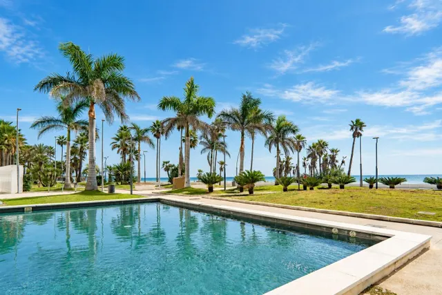 Dos apartamentos en uno, con espectaculares vistas al mar, junto al puerto deportivo de Estepona — 42