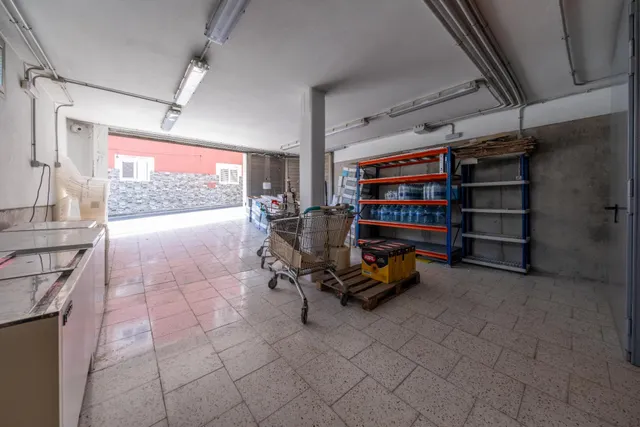 VENTA DE EDIFICIO CONDICIONADA A LA ADQUISICIÓN DE LA PANADERÍA + VIVIENDA + NAVE — 12