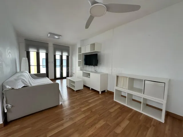 Alquilo piso de un dormitorio en calle Platería.