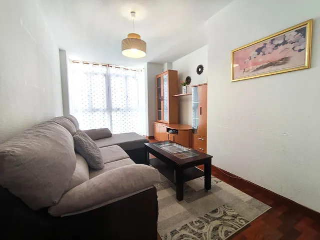 Piso exterior de 2 hab. salón, cocina independiente y baño. Plaza de aparcamiento exterior — 6