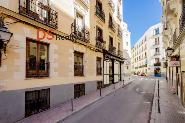 EXCLUSIVA VIVIENDA EXTERIOR Y MUY LUMINOSA CON DOS ESPACIOS INDEPENDIENTES A 30 METROS DE PLAZA DE ESPAÑA — 4
