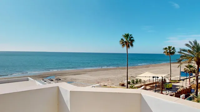 ¡Oportunidad única en el Paseo Marítimo, un dormitorio, terraza, parking, magníficas vistas al mar! — 2