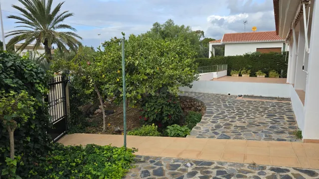 Chalet independiente con gran parcela, jardín y amplias zonas exteriores — 3
