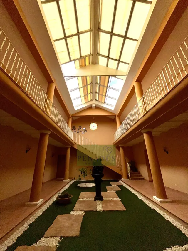 Espectacular chalet a la venta con impresionante jardín interior — 6