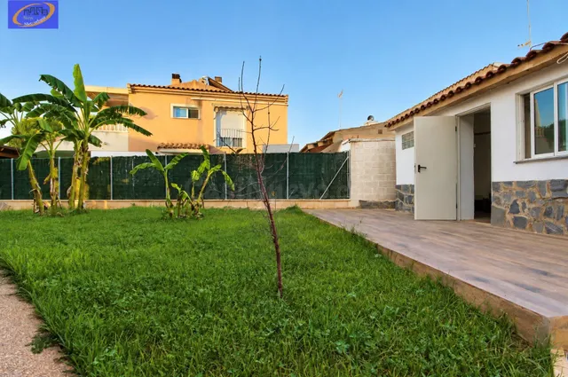 ADOSADO INCREÍBLE CON TERRAZA PARA ENTRAR A VIVIR EN GODELLE