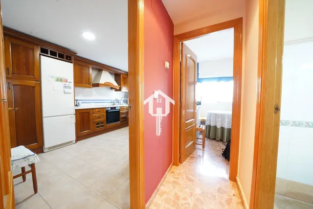 Chalet adosado con buhardilla en ciudad jardín de Alicante: garaje para 4 vehículos, terraza de 30m2 y piscina — 18