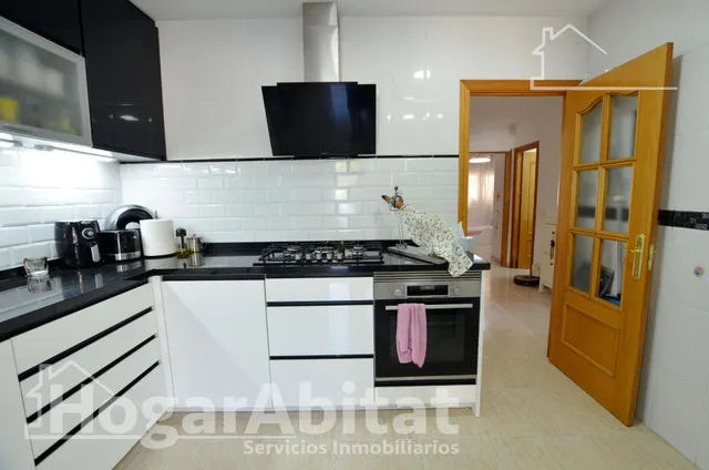 Respira paz entre el mar y la montaña en este exclusivo chalet pareado reformado con piscina privada, solárium y parking — 9
