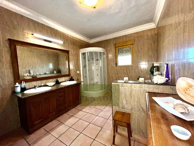 Espectacular chalet a la venta con impresionante jardín interior — 12